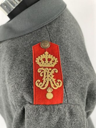 1.Weltkrieg, Feldbluse Modell 1915 für einen Angehörigen im Württembergischen Fußartillerie Regiment No. 13.  Kammerstück in gutem Zustand, lediglich ein Schaden im Bereich der linken Brust.