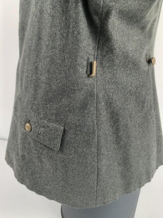 1.Weltkrieg, Feldbluse Modell 1915 für einen Angehörigen im Württembergischen Fußartillerie Regiment No. 13.  Kammerstück in gutem Zustand, lediglich ein Schaden im Bereich der linken Brust.