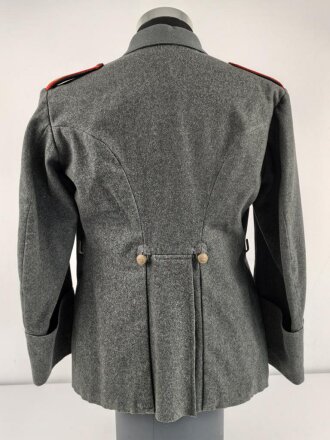1.Weltkrieg, Feldbluse Modell 1915 für einen Angehörigen im Württembergischen Fußartillerie Regiment No. 13.  Kammerstück in gutem Zustand, lediglich ein Schaden im Bereich der linken Brust.