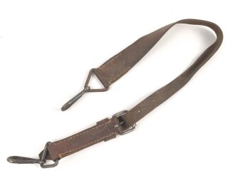 Einzelner Trageriemen für eine Lafette MG34 / 42. Von der norwegichen Armee nach Ende des 2. Weltkrieg gefertigt. Gebraucht, ungereinigt, Leder zum Teil angetrocknet