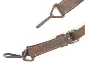 Einzelner Trageriemen für eine Lafette MG34 / 42. Von der norwegichen Armee nach Ende des 2. Weltkrieg gefertigt. Gebraucht, ungereinigt, Leder zum Teil angetrocknet