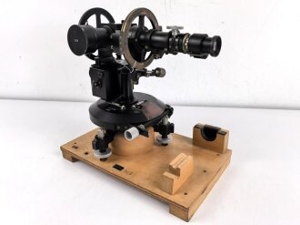 Wehrmacht Ballontheodolith, Hersteller crh für Schmidt & Haensch, Mechanische Werkstätte Berlin. Augenscheinlich komplett und in gutem Zustand. Seltenes Stück, in 30 Jahren hauptberuflicher Tätigkeit das dritte Stück.