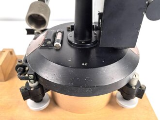 Wehrmacht Ballontheodolith, Hersteller crh für Schmidt & Haensch, Mechanische Werkstätte Berlin. Augenscheinlich komplett und in gutem Zustand. Seltenes Stück, in 30 Jahren hauptberuflicher Tätigkeit das dritte Stück.