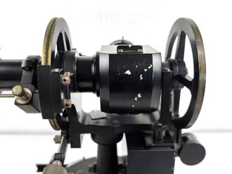 Wehrmacht Ballontheodolith, Hersteller crh für Schmidt & Haensch, Mechanische Werkstätte Berlin. Augenscheinlich komplett und in gutem Zustand. Seltenes Stück, in 30 Jahren hauptberuflicher Tätigkeit das dritte Stück.