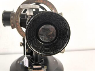 Wehrmacht Ballontheodolith, Hersteller crh für Schmidt & Haensch, Mechanische Werkstätte Berlin. Augenscheinlich komplett und in gutem Zustand. Seltenes Stück, in 30 Jahren hauptberuflicher Tätigkeit das dritte Stück.