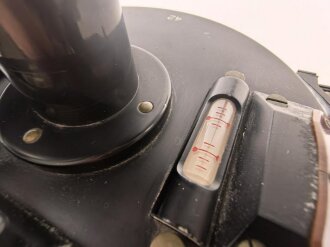 Wehrmacht Ballontheodolith, Hersteller crh für Schmidt & Haensch, Mechanische Werkstätte Berlin. Augenscheinlich komplett und in gutem Zustand. Seltenes Stück, in 30 Jahren hauptberuflicher Tätigkeit das dritte Stück.