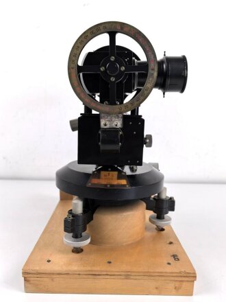 Wehrmacht Ballontheodolith, Hersteller crh für Schmidt & Haensch, Mechanische Werkstätte Berlin. Augenscheinlich komplett und in gutem Zustand. Seltenes Stück, in 30 Jahren hauptberuflicher Tätigkeit das dritte Stück.