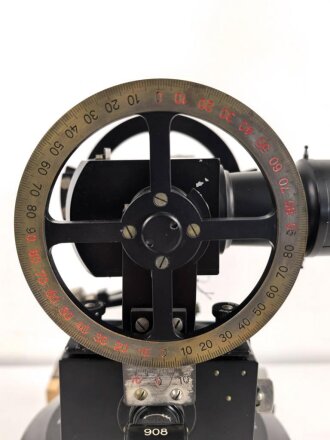 Wehrmacht Ballontheodolith, Hersteller crh für Schmidt & Haensch, Mechanische Werkstätte Berlin. Augenscheinlich komplett und in gutem Zustand. Seltenes Stück, in 30 Jahren hauptberuflicher Tätigkeit das dritte Stück.