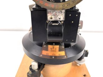 Wehrmacht Ballontheodolith, Hersteller crh für Schmidt & Haensch, Mechanische Werkstätte Berlin. Augenscheinlich komplett und in gutem Zustand. Seltenes Stück, in 30 Jahren hauptberuflicher Tätigkeit das dritte Stück.