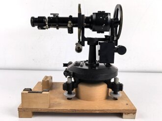 Wehrmacht Ballontheodolith, Hersteller crh für Schmidt & Haensch, Mechanische Werkstätte Berlin. Augenscheinlich komplett und in gutem Zustand. Seltenes Stück, in 30 Jahren hauptberuflicher Tätigkeit das dritte Stück.