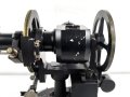Wehrmacht Ballontheodolith, Hersteller crh für Schmidt & Haensch, Mechanische Werkstätte Berlin. Augenscheinlich komplett und in gutem Zustand. Seltenes Stück, in 30 Jahren hauptberuflicher Tätigkeit das dritte Stück.