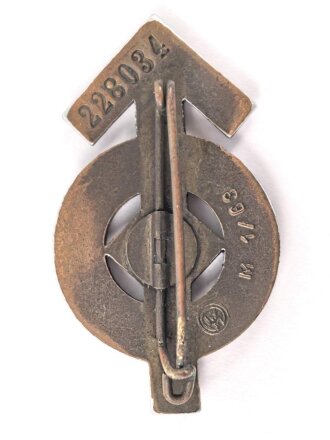 Hitler Jugend, Leistungsabzeichen in Bronze mit Verleihungszahl " 228034" und Hersteller M1/63. Leichtmetall bronziert