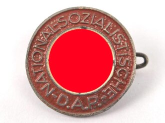 Mitgliedsabzeichen der NSDAP. Lackierte Ausführung in  gutem Zustand, Hersteller M1/102