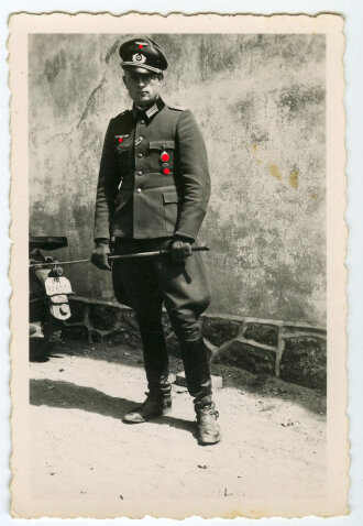 Foto eines Heeresangehörigen mit HJ Führersportabzeichen. 6 x 9cm