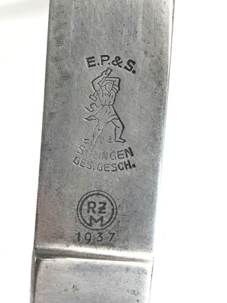 Fahrtenmesser für Angehörige der Hitlerjugend. Hersteller Ernst Pack & Söhne Solingen 1937.Devise deutlich, Griffraute wackelt leicht wie es sein soll. Ungereinigtes Stück in gutem Gesamtzustand