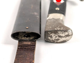 Fahrtenmesser für Angehörige der Hitlerjugend. Hersteller Ernst Pack & Söhne Solingen 1937.Devise deutlich, Griffraute wackelt leicht wie es sein soll. Ungereinigtes Stück in gutem Gesamtzustand