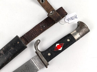Fahrtenmesser für Angehörige der Hitlerjugend. Hersteller Ernst Pack & Söhne Solingen 1937.Devise deutlich, Griffraute wackelt leicht wie es sein soll. Ungereinigtes Stück in gutem Gesamtzustand