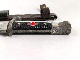 Fahrtenmesser für Angehörige der Hitlerjugend. Hersteller Ernst Pack & Söhne Solingen 1937.Devise deutlich, Griffraute wackelt leicht wie es sein soll. Ungereinigtes Stück in gutem Gesamtzustand