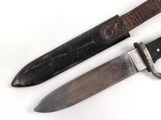 Fahrtenmesser für Angehörige der Hitlerjugend. Hersteller Ernst Pack & Söhne Solingen 1937.Devise deutlich, Griffraute wackelt leicht wie es sein soll. Ungereinigtes Stück in gutem Gesamtzustand