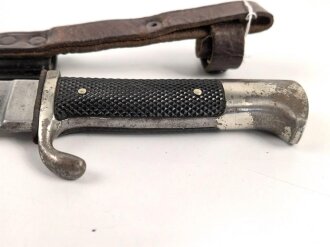Fahrtenmesser für Angehörige der Hitlerjugend. Hersteller Ernst Pack & Söhne Solingen 1937.Devise deutlich, Griffraute wackelt leicht wie es sein soll. Ungereinigtes Stück in gutem Gesamtzustand