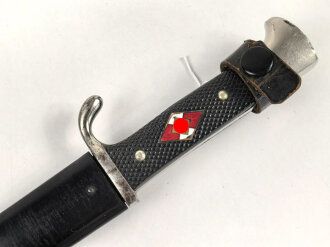 Fahrtenmesser für Angehörige der Hitlerjugend. Doppelhersteller PÜUMA Solingen 1937. Devise eher schwach, Klinge alt angeschliffen, Griffraute mit leichtem Emailleschaden. Ungereinigtes Stück in gutem Gesamtzustand