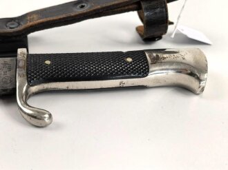 Fahrtenmesser für Angehörige der Hitlerjugend. Doppelhersteller PÜUMA Solingen 1937. Devise eher schwach, Klinge alt angeschliffen, Griffraute mit leichtem Emailleschaden. Ungereinigtes Stück in gutem Gesamtzustand