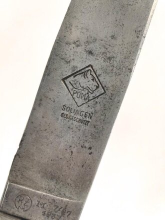 Fahrtenmesser für Angehörige der Hitlerjugend. Doppelhersteller PÜUMA Solingen 1937. Devise eher schwach, Klinge alt angeschliffen, Griffraute mit leichtem Emailleschaden. Ungereinigtes Stück in gutem Gesamtzustand