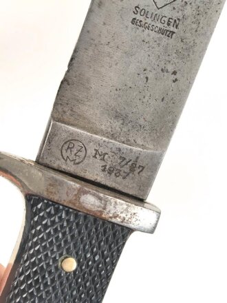 Fahrtenmesser für Angehörige der Hitlerjugend. Doppelhersteller PÜUMA Solingen 1937. Devise eher schwach, Klinge alt angeschliffen, Griffraute mit leichtem Emailleschaden. Ungereinigtes Stück in gutem Gesamtzustand