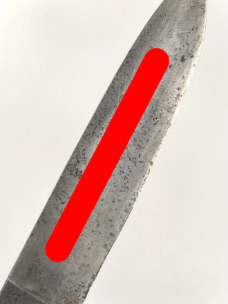 Fahrtenmesser für Angehörige der Hitlerjugend. Doppelhersteller PÜUMA Solingen 1937. Devise eher schwach, Klinge alt angeschliffen, Griffraute mit leichtem Emailleschaden. Ungereinigtes Stück in gutem Gesamtzustand