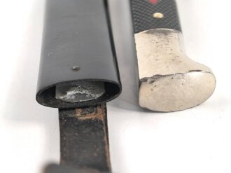 Fahrtenmesser für Angehörige der Hitlerjugend. Doppelhersteller PÜUMA Solingen 1937. Devise eher schwach, Klinge alt angeschliffen, Griffraute mit leichtem Emailleschaden. Ungereinigtes Stück in gutem Gesamtzustand