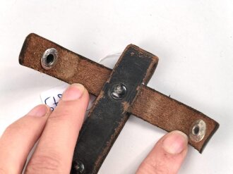 Fahrtenmesser für Angehörige der Hitlerjugend. Doppelhersteller PÜUMA Solingen 1937. Devise eher schwach, Klinge alt angeschliffen, Griffraute mit leichtem Emailleschaden. Ungereinigtes Stück in gutem Gesamtzustand