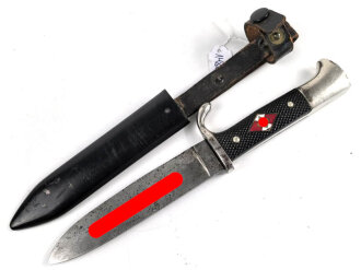 Fahrtenmesser für Angehörige der Hitlerjugend. Doppelhersteller PÜUMA Solingen 1937. Devise eher schwach, Klinge alt angeschliffen, Griffraute mit leichtem Emailleschaden. Ungereinigtes Stück in gutem Gesamtzustand