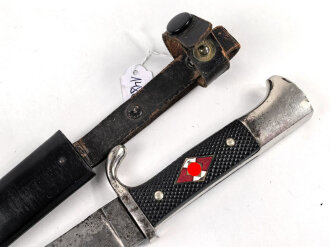 Fahrtenmesser für Angehörige der Hitlerjugend. Doppelhersteller PÜUMA Solingen 1937. Devise eher schwach, Klinge alt angeschliffen, Griffraute mit leichtem Emailleschaden. Ungereinigtes Stück in gutem Gesamtzustand