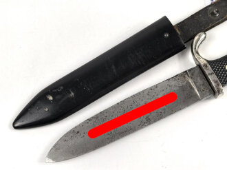 Fahrtenmesser für Angehörige der Hitlerjugend. Doppelhersteller PÜUMA Solingen 1937. Devise eher schwach, Klinge alt angeschliffen, Griffraute mit leichtem Emailleschaden. Ungereinigtes Stück in gutem Gesamtzustand