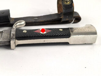 Fahrtenmesser für Angehörige der Hitlerjugend. Doppelhersteller PÜUMA Solingen 1937. Devise eher schwach, Klinge alt angeschliffen, Griffraute mit leichtem Emailleschaden. Ungereinigtes Stück in gutem Gesamtzustand