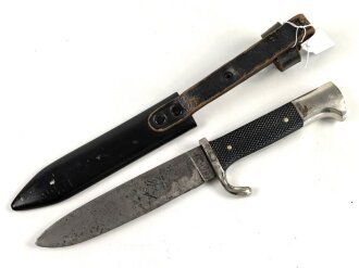 Fahrtenmesser für Angehörige der Hitlerjugend. Doppelhersteller PÜUMA Solingen 1937. Devise eher schwach, Klinge alt angeschliffen, Griffraute mit leichtem Emailleschaden. Ungereinigtes Stück in gutem Gesamtzustand