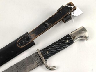 Fahrtenmesser für Angehörige der Hitlerjugend. Doppelhersteller PÜUMA Solingen 1937. Devise eher schwach, Klinge alt angeschliffen, Griffraute mit leichtem Emailleschaden. Ungereinigtes Stück in gutem Gesamtzustand