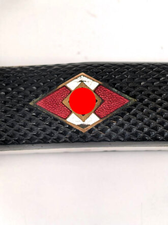 Fahrtenmesser für Angehörige der Hitlerjugend. Doppelhersteller PUMA Solingen 1937. Devise eher schwach, Klinge alt angeschliffen, Griffraute mit leichtem Emailleschaden. Ungereinigtes Stück in gutem Gesamtzustand