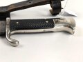 Fahrtenmesser für Angehörige der Hitlerjugend. Doppelhersteller PÜUMA Solingen 1937. Devise eher schwach, Klinge alt angeschliffen, Griffraute mit leichtem Emailleschaden. Ungereinigtes Stück in gutem Gesamtzustand