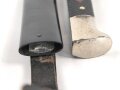 Fahrtenmesser für Angehörige der Hitlerjugend. Doppelhersteller PÜUMA Solingen 1937. Devise eher schwach, Klinge alt angeschliffen, Griffraute mit leichtem Emailleschaden. Ungereinigtes Stück in gutem Gesamtzustand