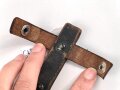 Fahrtenmesser für Angehörige der Hitlerjugend. Doppelhersteller PÜUMA Solingen 1937. Devise eher schwach, Klinge alt angeschliffen, Griffraute mit leichtem Emailleschaden. Ungereinigtes Stück in gutem Gesamtzustand