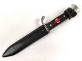 Fahrtenmesser für Angehörige der Hitlerjugend. Doppelhersteller PÜUMA Solingen 1937. Devise eher schwach, Klinge alt angeschliffen, Griffraute mit leichtem Emailleschaden. Ungereinigtes Stück in gutem Gesamtzustand