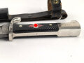 Fahrtenmesser für Angehörige der Hitlerjugend. Doppelhersteller PÜUMA Solingen 1937. Devise eher schwach, Klinge alt angeschliffen, Griffraute mit leichtem Emailleschaden. Ungereinigtes Stück in gutem Gesamtzustand
