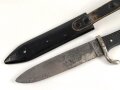 Fahrtenmesser für Angehörige der Hitlerjugend. Doppelhersteller PÜUMA Solingen 1937. Devise eher schwach, Klinge alt angeschliffen, Griffraute mit leichtem Emailleschaden. Ungereinigtes Stück in gutem Gesamtzustand