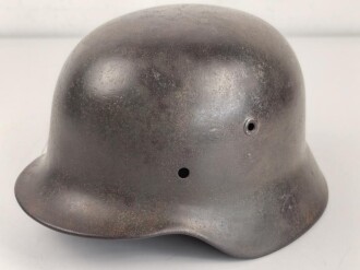 Stahlhelmglocke Modell 1940 für Angehörige der Waffen SS. Die Glocke innen narbig, gereinigt, das Abzeichen zu etwa 40 % erhalten. Hersteller ET64, Lotnummer 4910