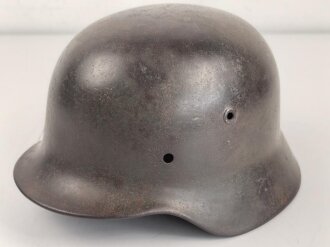 Stahlhelmglocke Modell 1940 für Angehörige der Waffen SS. Die Glocke innen narbig, gereinigt, das Abzeichen zu etwa 40 % erhalten. Hersteller ET64, Lotnummer 4910