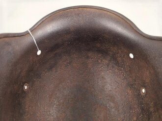Stahlhelmglocke Modell 1940 für Angehörige der Waffen SS. Die Glocke innen narbig, gereinigt, das Abzeichen zu etwa 40 % erhalten. Hersteller ET64, Lotnummer 4910
