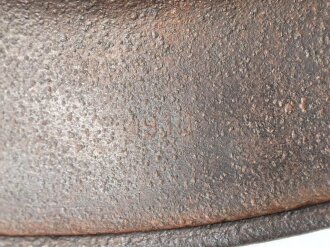 Stahlhelmglocke Modell 1940 für Angehörige der Waffen SS. Die Glocke innen narbig, gereinigt, das Abzeichen zu etwa 40 % erhalten. Hersteller ET64, Lotnummer 4910