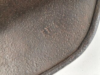 Stahlhelmglocke Modell 1940 für Angehörige der Waffen SS. Die Glocke innen narbig, gereinigt, das Abzeichen zu etwa 40 % erhalten. Hersteller ET64, Lotnummer 4910
