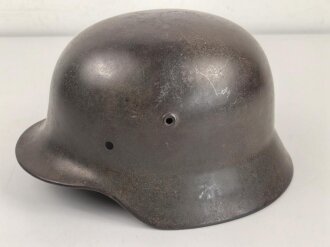 Stahlhelmglocke Modell 1940 für Angehörige der Waffen SS. Die Glocke innen narbig, gereinigt, das Abzeichen zu etwa 40 % erhalten. Hersteller ET64, Lotnummer 4910